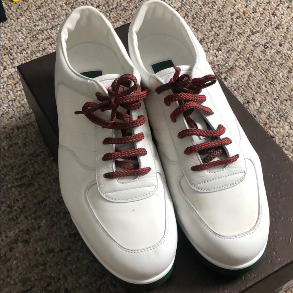 Men Gucci low top SDOT sneakers.